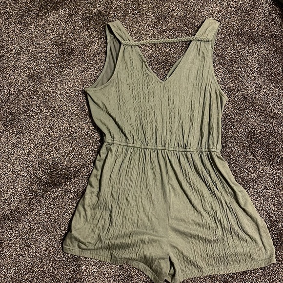 Cute forest green romper. Fits like a L/XL - Picture 2 of 2